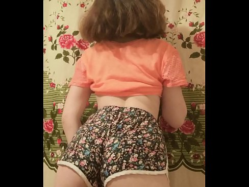 ❤️ Sexi mladá kočka si vyzlieka šortky pred kamerou ❤ Porno video na nás ﹏