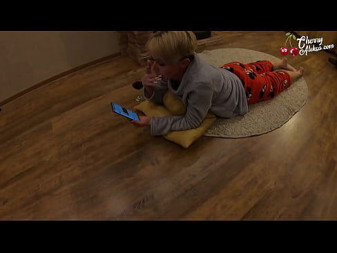 ❤️ Šialená blondínka fajčí obrovský penis a skáče na ňom - análny sex ❤ Porno video na nás ﹏