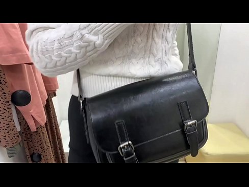 ❤️ Verejná masturbácia mladej sučky FeralBerry s robertkom v skúšobnej miestnosti ❤ Porno video na nás ﹏