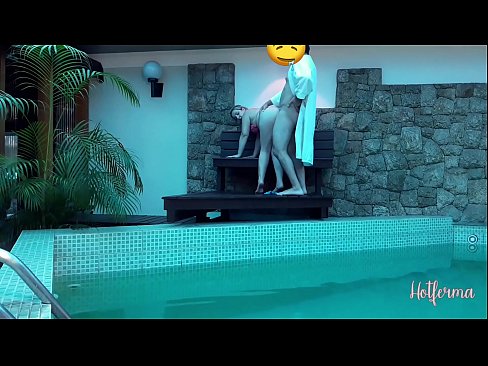 ❤️ Šéf pozve slúžku k bazénu, ale neodolala horúcemu ❤ Porno video na nás ﹏