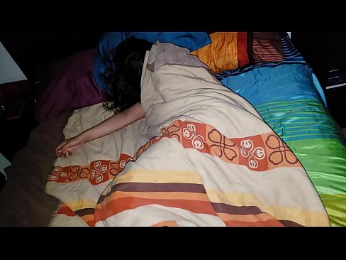 ❤️ Nevlastný syn nadáva svojej mladej nevlastnej matke, zatiaľ čo ona spí. ❤ Porno video na nás ﹏
