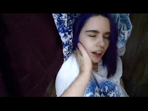 ❤️ Našiel som svoju sestru v skrini a pomohol som jej spraviť sa ❤ Porno video na nás ﹏